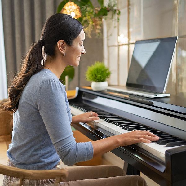 a woman student taking an how to learn piano at home piano lesson