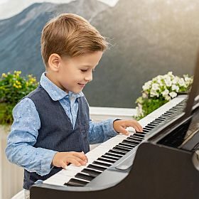 young boy learng piano with beginners piano lessons